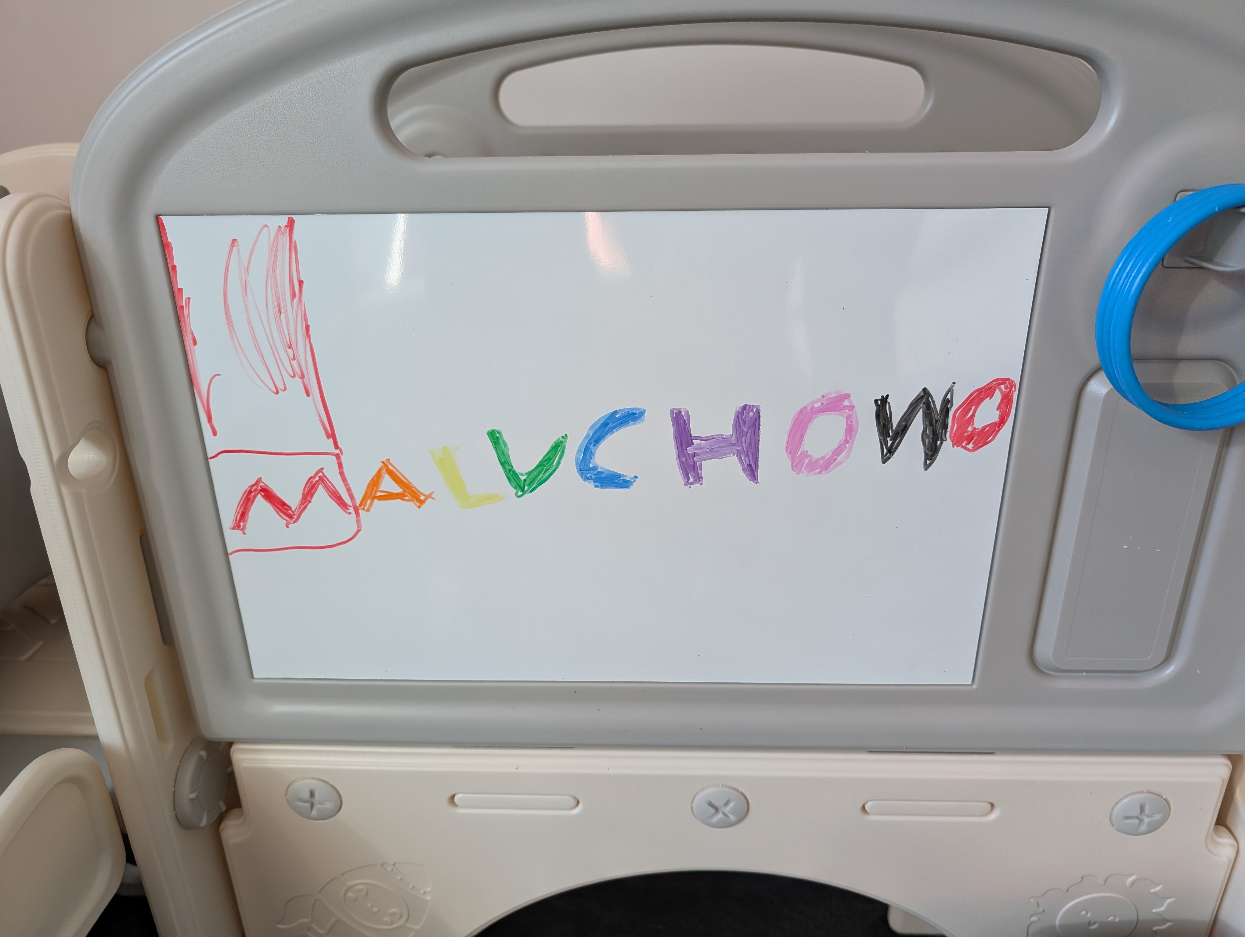 Tablica z kolorowymi literami MALUCHOWO – witamy w naszym klubie